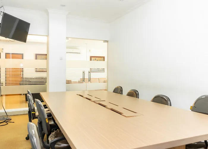 RedDoorz Plus Syariah near Java Supermall Semarang 2